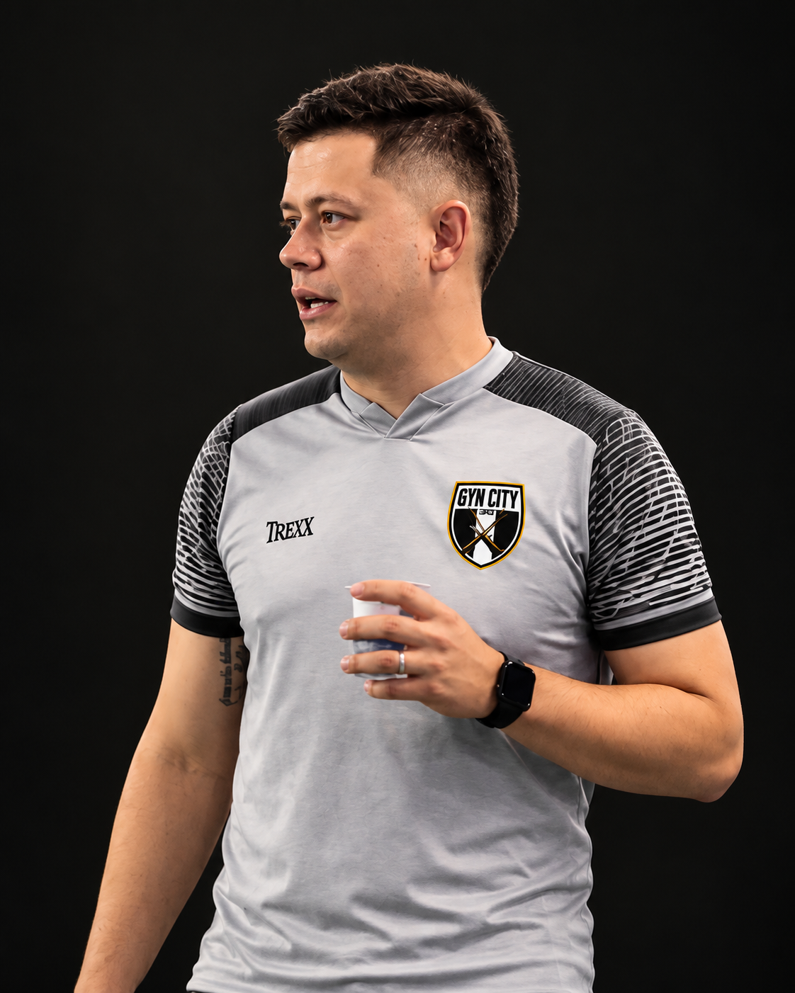 Leonardo Kendy, mentor de futsal, em retrato derivado da arte de apresentação